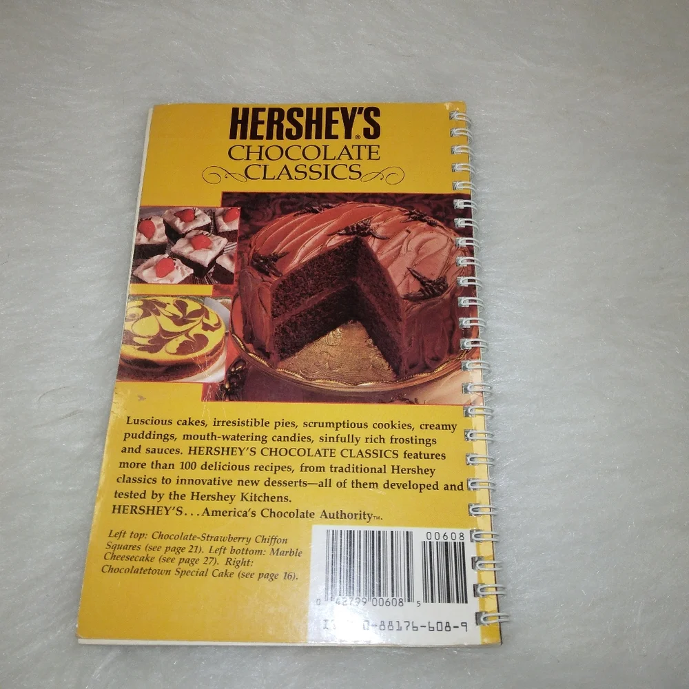 BOOK Favorite Recipes Hershey's Chocolate Classics Recipe Book, c. 1988